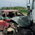 (Foto) užasna nesreća kod sremskih karlovaca: Direktan sudar kamiona i automobila, ima i povređenih: Vozila totalno…
