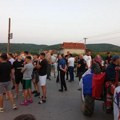 Meštani sela Donje Brijanje blokirali put, traže pijaću vodu