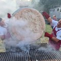 Turistička organizacija Leskovca na „Opasuljavanju 2025“ u Novom Bečeju, ogromna pljeskavica privukla najveću pažnju posetilaca…