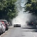 (Video) Haos u centru Beograda: Zapalio se automobil u Birčaninovoj ulici, vatrogasci hitno reagovali