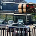 Eksplozija u žarkovu! Bačena bomba na poznati kafić, oštećeni i automobili! Policija na licu mesta! (foto)
