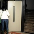 Natpis na liftu u zgradi u Zagrebu obišao je svet: Ljudi na mrežama umiru od smeha "Radi, ali..."