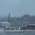 (Video) Drama u Litvaniji: Avion skliznuo sa piste na aerodromu, na licu mesta i vatrogasci