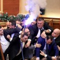 (Foto, video) Opšti haos u albanskom parlamentu: Poslanici palili baklje, polivali predsedavajuću vodom, intervenisala…