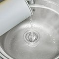Sudopera vam se često zapušava? Evo zašto ključala voda nije dobro rešenje