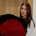 Una Čolić od 10 godina starijeg dečka dobila 101 ružu Čolinu ćerku partner tretira kao kraljicu! Odveo je i na večeru, odmah…