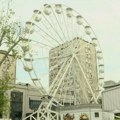 "Mogu da vide šta kuvam za ručak": U centru Kragujevca postavljen panoramski točak, stanari obližnjih zgrada strahuju za…