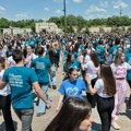 (Foto, video) Ples 800 niških maturanata Spektakl na Trgu kralja Milana: Kvadril, pa užičko i robot kolo