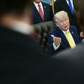 Trump kaže da će SAD pobijediti u Iranu 'uz vojsku ili na papiru'
