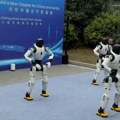ROBOTI MILUTIN I DRAGUTIN STIŽU U LESKOVAC: Večeras igraju „Moravac“ na gradskom trgu
