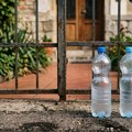 Flaše sa vodom ispred kuća zbunjuju turiste u Italiji: Iza svega se krije neobično verovanje