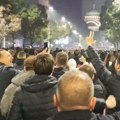 Brazil ima svog zgodnog demonstranta, sada ga ima i Srbija: Mladić bez majice i sa zastavom privlačio poglede