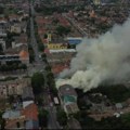 Veliki požar u centru Rume: Gradom se širi gust dim - jedna osoba prevezena kolima Hitne pomoći (video)