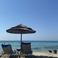 Na omiljenoj srpskoj plaži u Grčkoj uhapšen pedofil! Fotografisao decu, a onda je spasilac reagovao