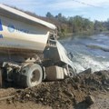 Građevinski kamion pun kamena sleteo sa pomoćnog mosta u reku Zapadnu Moravu: Saobraćajna nezgoda kod Mrčajevaca, sve se…