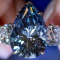 Nakit i aukcije: Redak primer plavog dijamanta prodat za više od 40 miliona dolara