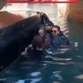Selfiji im došli glave: Šestoro turista završilo u hladnoj vodi, kada im se gondola prevrnula u Veneciji: Gondolijer ih…