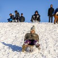 Spust najdužom stazom za sankanje u Evropi: Za 60 minuta sreće treba vući sanke dva i po sata po snegu i vetru