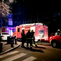 Crni dim kulja iz krova: Detalji drame u centru Beograda: Vatrogasci pokušavaju da lociraju požar, deca iz obližnje OŠ…