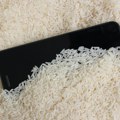 "Ako vam mobilni upadne u vodu, nikako ga ne stavljajte u pirinač": Iz Apple upozoravaju da ovako nećete spasiti mobilni: Ovo…