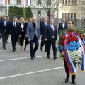 Brnabić i članovi vlade položili vence povodom godišnjice ubistva Zorana Đinđića (foto)