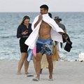 Novak se skinuo na plaži, žene odlepile! Došao bez Jelene, šunjale se oko njega da slikaju savršeno telo (foto)