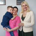 Kisić uručila pomoć porodici dečaka koji boluje od ezofilnog ezofagitisa