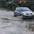 Potop u Mirijevu! Ulicama ne može da se prođe od količine vode, drveće popadalo na automobile: U Malom Mokrom Lugu odleteo…