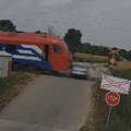 (Veoma uznemirujuće) snimak trenutka kada je voz udario automobil kod Lazarevca! Taksista je prošao, a treptalo je crveno…