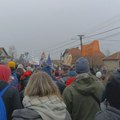 Studenti i srednjiškolci iz Niša koji pešače na protest u Bepgrad, stgli večeras u Svilajnac (VIDEO)