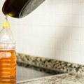 Ne bacajte staro ulje iz tiganja, pravite ogromnu grešku! Evo 2 genijalna načina kako da ga iskoristite i uštedite ozbiljan…