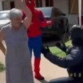 "Pokvarili smo betmena i spajdermena": Superheroji zaigrali uz narodnjake s bakom na urnebesnom snimku