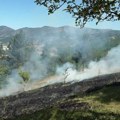 Vatra progulata voćnjak, na lice mesta odmah upućeni vatrogasci, jedno lice teško povređeno