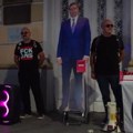 Protest u Užicu: Umesto Vučićeve knjige, “promocija” kartonskog predsednika