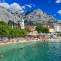 Beli šljunak, tirkizno more i miris borova u komšiluku: Mediteranska lepotica zbog koje ne morate na Sejšele
