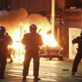 Nemiri u Dablinu, spaljeno policijsko vozilo tokom protesta protiv migranata