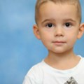 Kad pogledate dete na slici, jasno vam je, ne možete da ostanete nemi: Lazar ima tumor i mora na operaciju