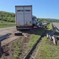 Šleper probio zaštitnu ogradu i završio u suprotnom smeru (video)