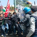 (Foto, video)letele flaše i suzavci žestoki sukobi s policijom u Italiji tokom marša za 1. maj, u Istanbulu nemile scene…