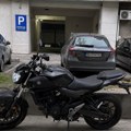 Parkirao motor ispred zgrade - ujutru ga dočekala preteća poruka! Zbog onoga što mu je komšija napisao ostao u šoku: "Šta…