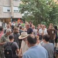 Građani pružili podršku porodici Gruhonjić: Ne smemo dozvoliti da zavlada mrak, moramo se držati zajedno
