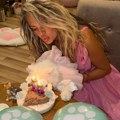 Naša pevačica proslavila mački 18. rođendan: Zakazala i restoran za žurku, šok slike osvanule na mrežama