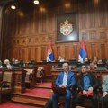 Opozicioni poslanici kritikovali kabine na biračkim mestima i univerzitet SPC, Bakarec hvalio Vučića