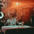 Filmska priča Nikole Rokvića: Mirjana Karanović u spotu za novu pesmu „Opet pijan“