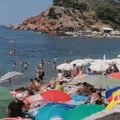 "Strašna nekultura": Snimak sa plaže u Sutomoru razbesneo javnost, svi se pitaju ko je kriv - domaći ili turisti? (video)