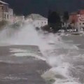 Bura na Jadranu, izdat crveni meteo-alarm: Udari vetra jačine 140 km/h, moguća ograničenja za pojedine grupe vozila