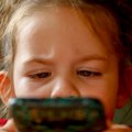 Deca mlađa od dve godine ne treba da gledaju u ekran, a do pete godine ne više od sat vremena dnevno