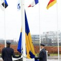 Zastava Švedske podignuta ispred sedišta NATO-a