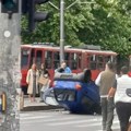 Jezive fotografije sudara u Bulevaru kralja Aleksandra: Automobil prevrnut nasred ulice, a ljudi se svađaju!