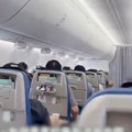 "Putnici su patili od bolova": Ponovo haos na Boingovom letu: Avion za 15 minuta izgubio 9.000 metara visine, povređeno 17…